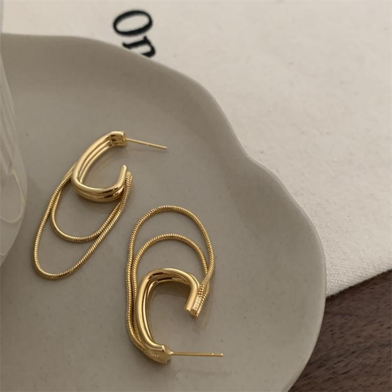 Aretes Geométricos con flecos de metal dorado