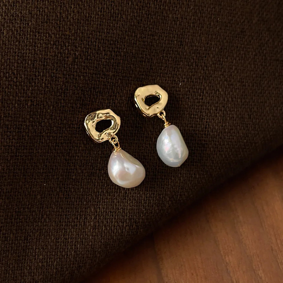 Pendientes con diseño de perlas barrocas dorado
